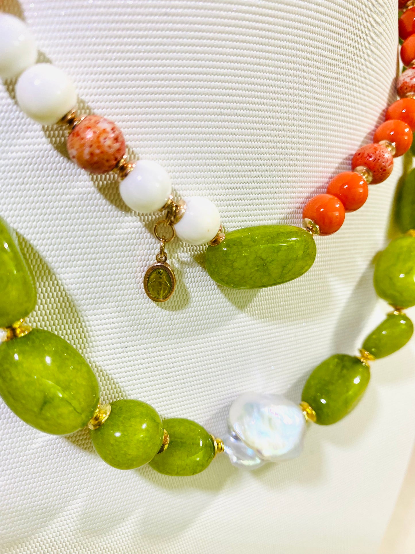 Collana conchiglia arancio e agata bianca in argento sterling