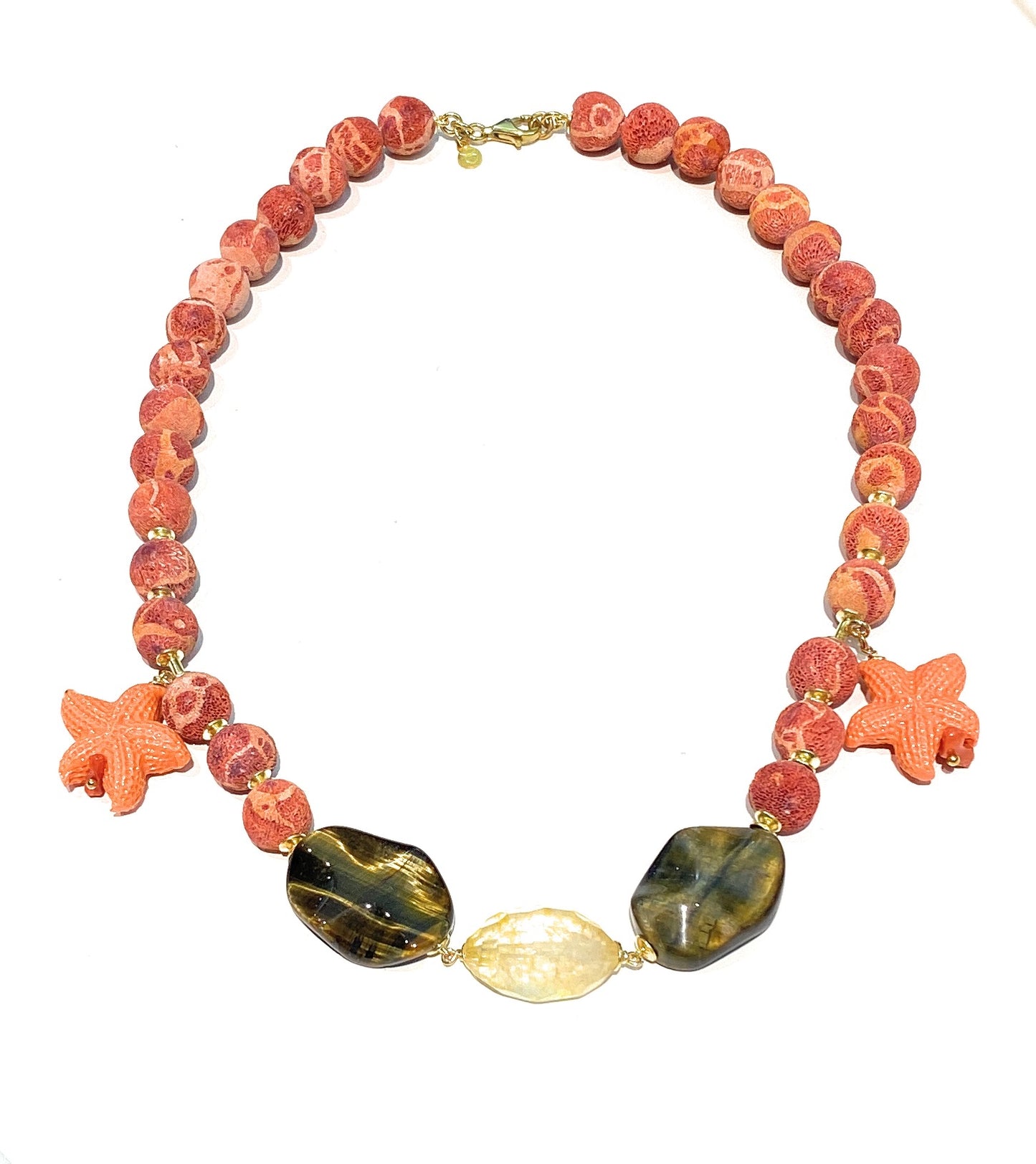 Collana “duo charms” con rubizoisite verde sfaccettato, corallo e conchiglie in argento sterling