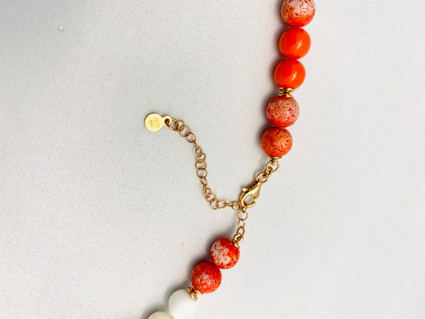 Collana conchiglia arancio e agata bianca in argento sterling