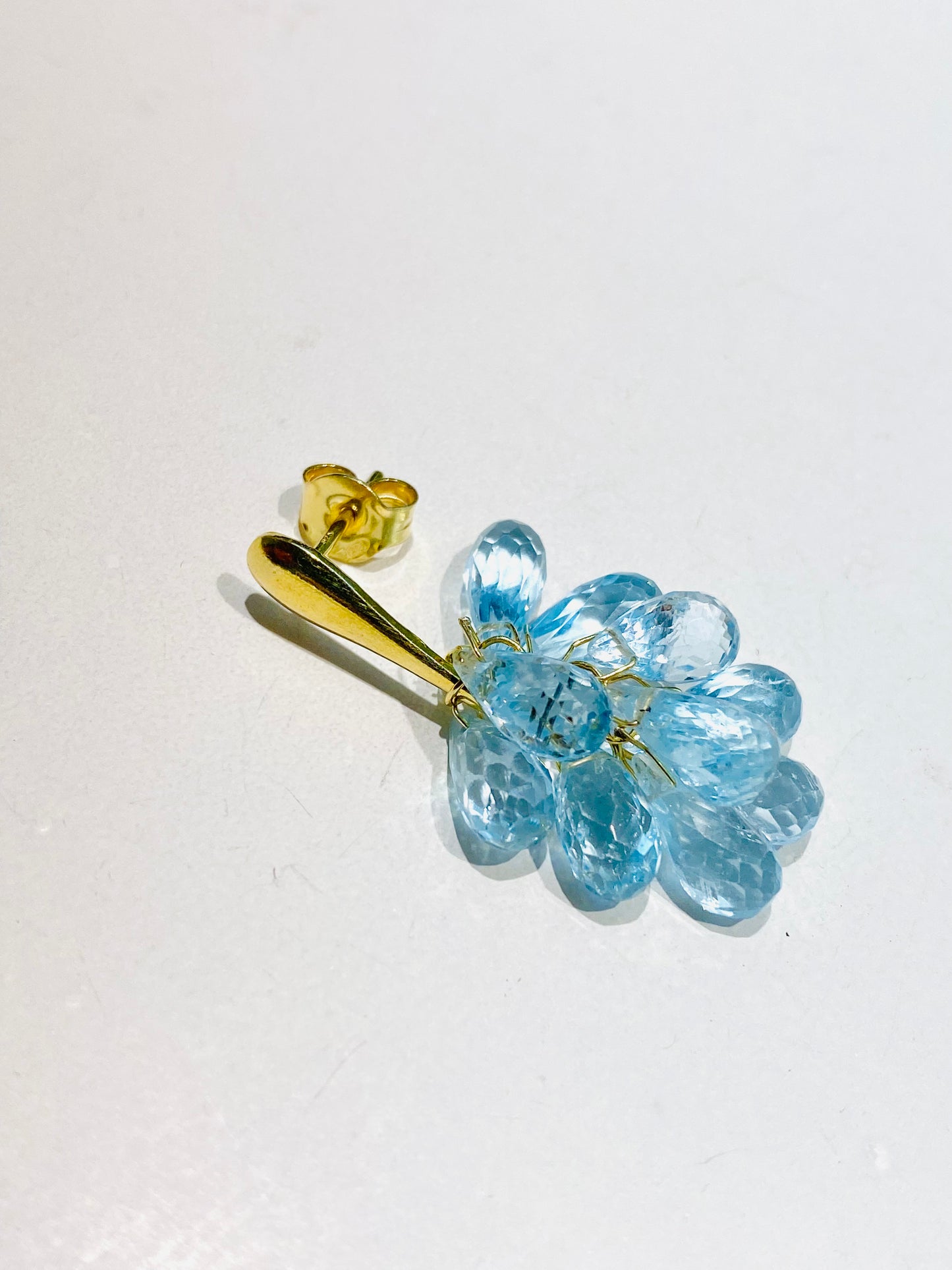 Mono orecchino con gocce azzurre tipo topazi e argento sterling placcato oro farfallina