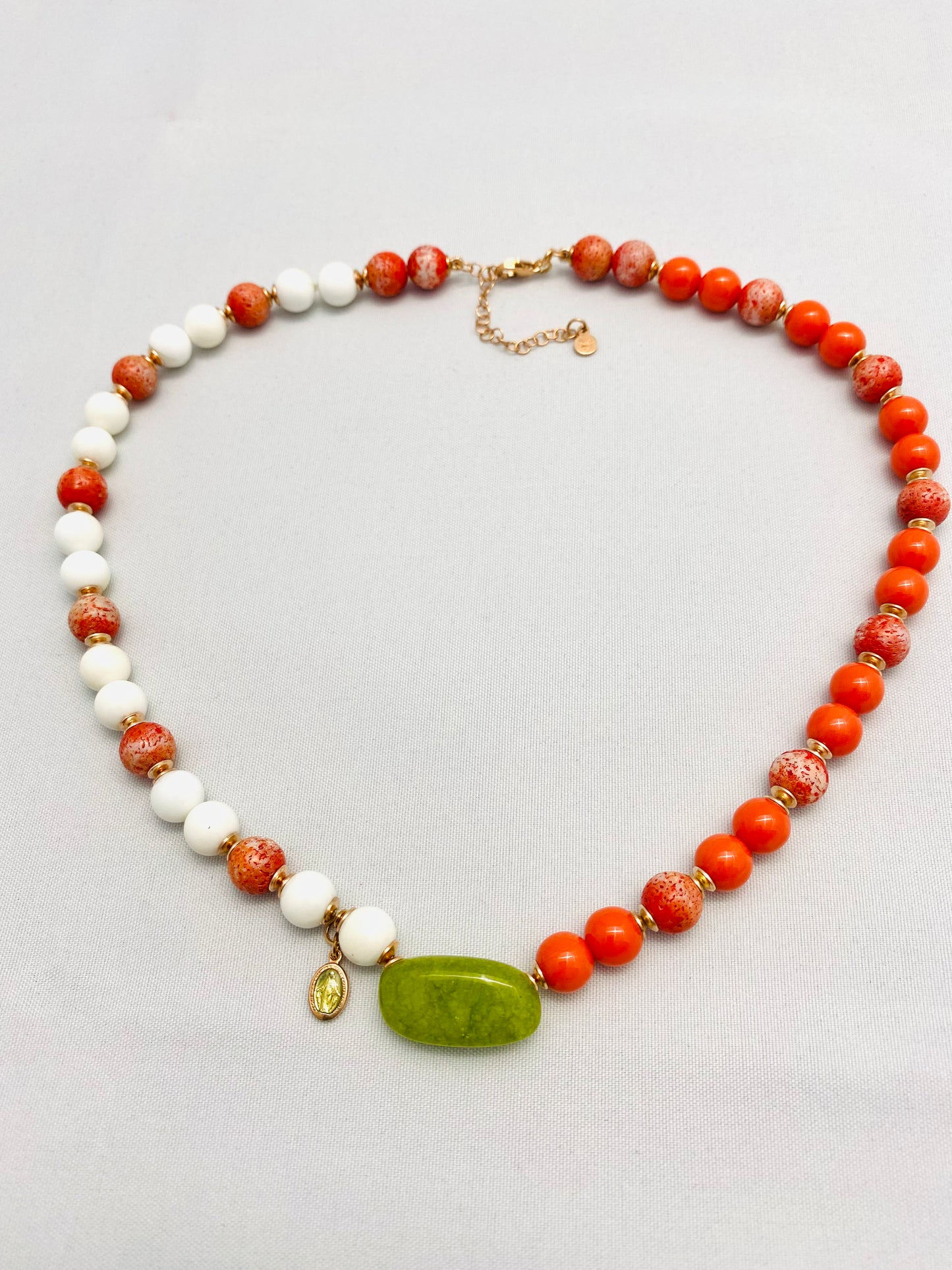 Collana conchiglia arancio e agata bianca in argento sterling