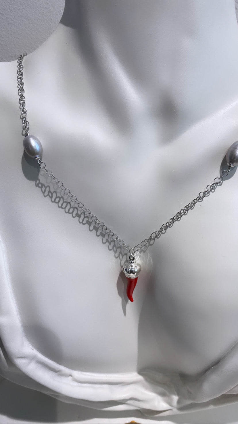 Collana cornetto smalto con perle grigie e argento sterling