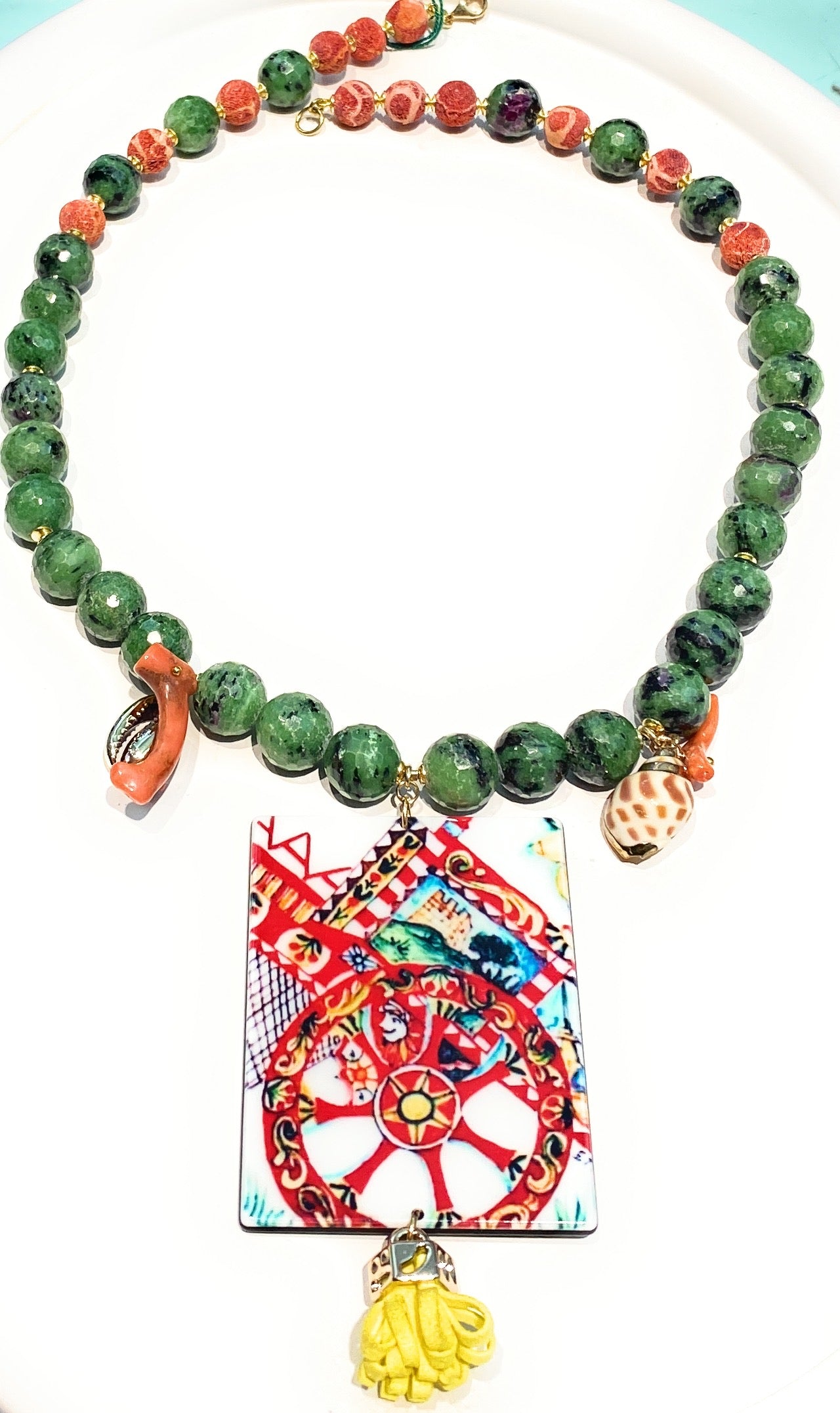 Collana “duo charms” con rubizoisite verde sfaccettato, corallo e conchiglie in argento sterling
