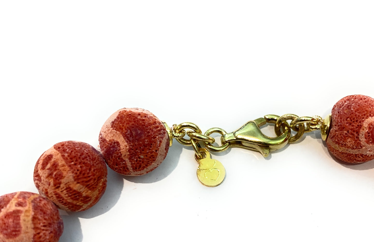 Collana “duo charms” con rubizoisite verde sfaccettato, corallo e conchiglie in argento sterling
