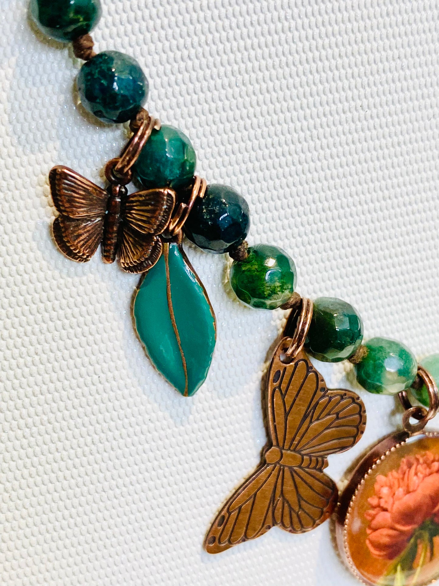 Collana vintage charms porcellana e pietre dure