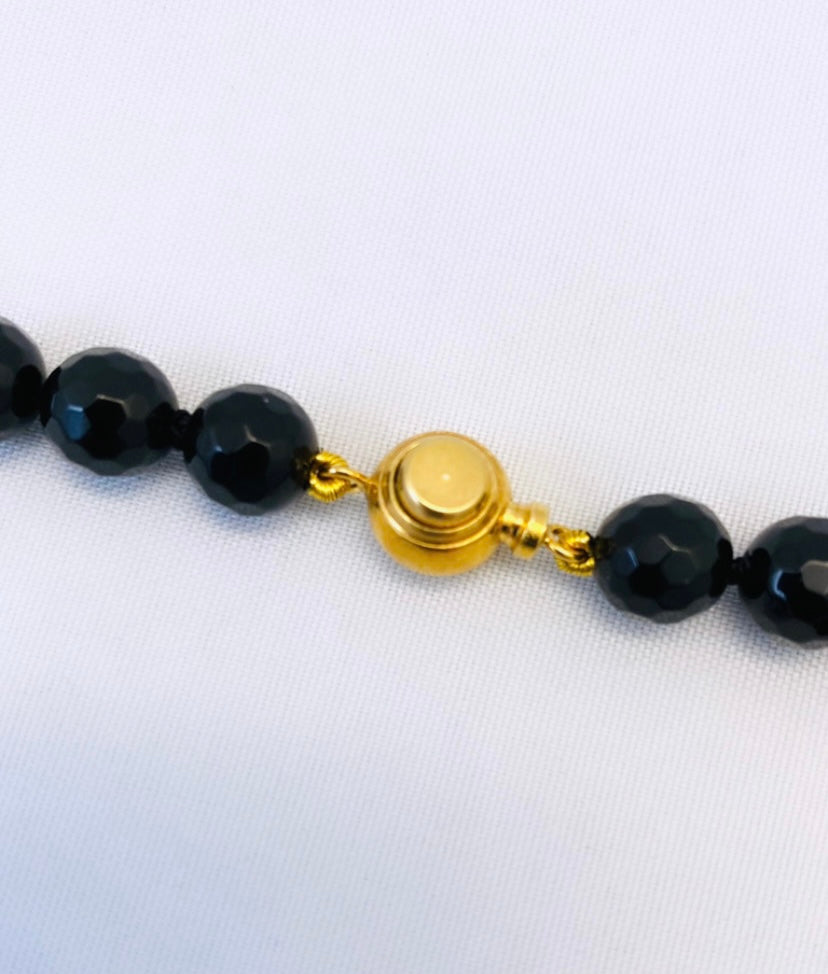 Collier “giostrina” in onice e argento 925 placcato oro giallo