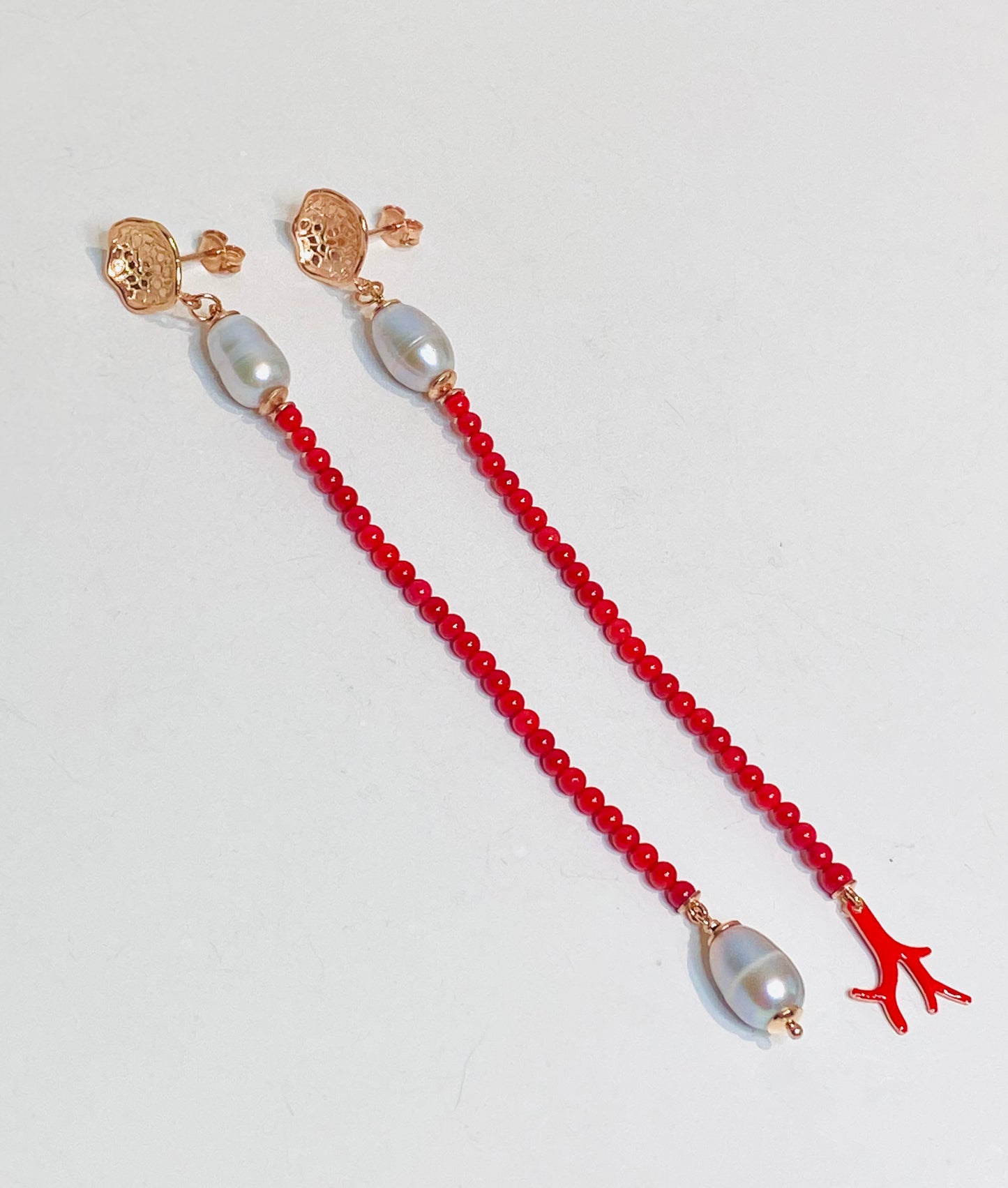 Orecchini corallo rosso e perle grigie