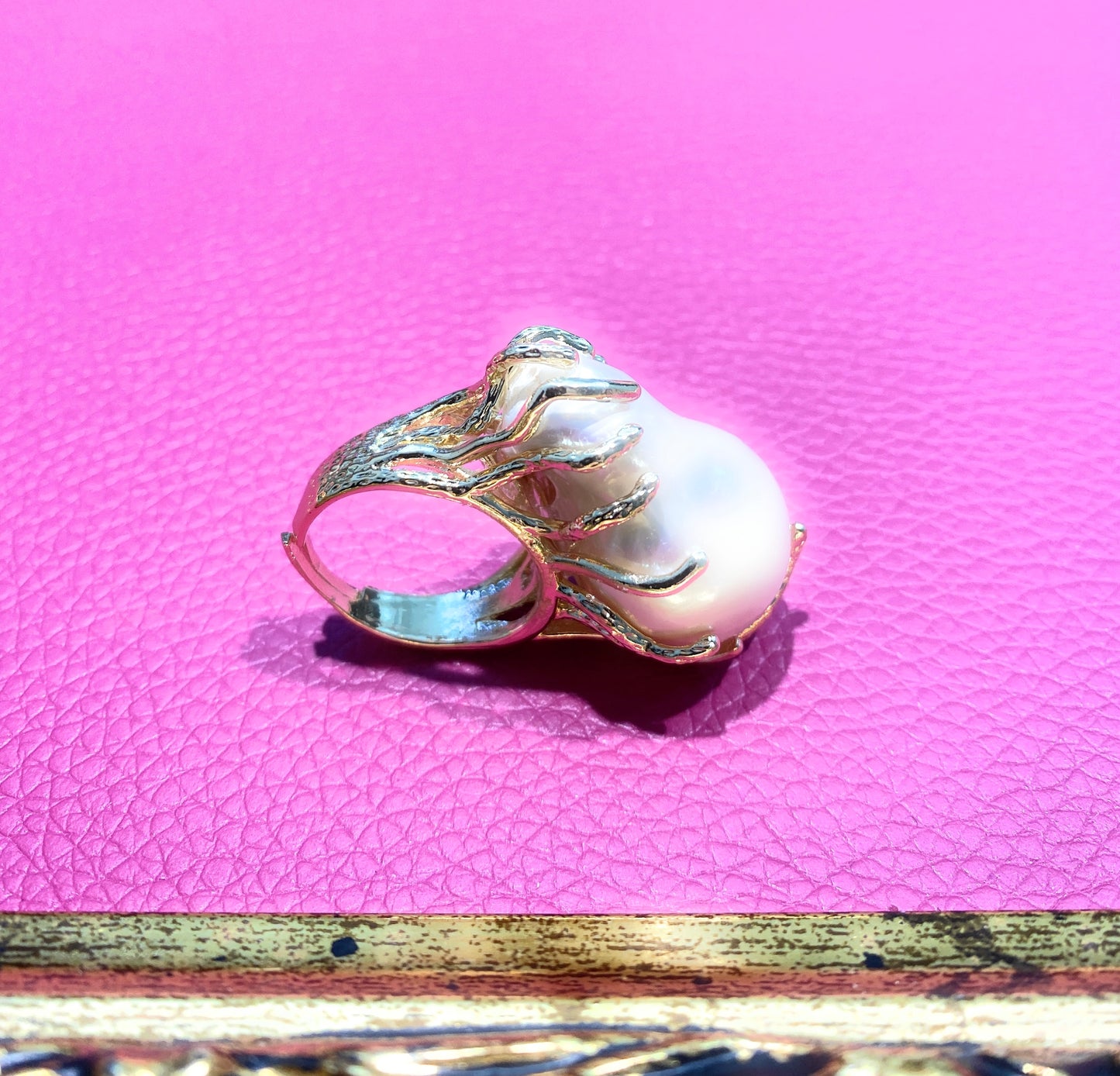 Anello con perla bianca barocca in bronzo placcato oro giallo