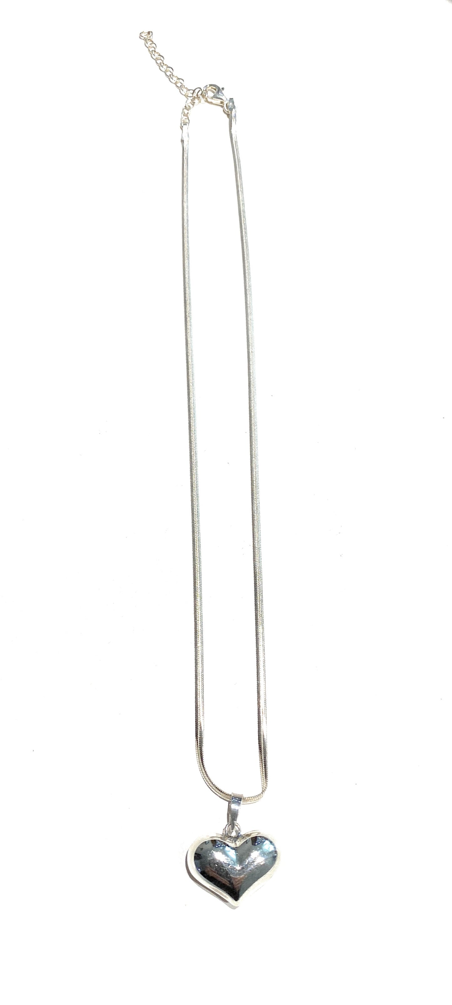 Collarino piatto con cuore bombato in argento rodio bianco