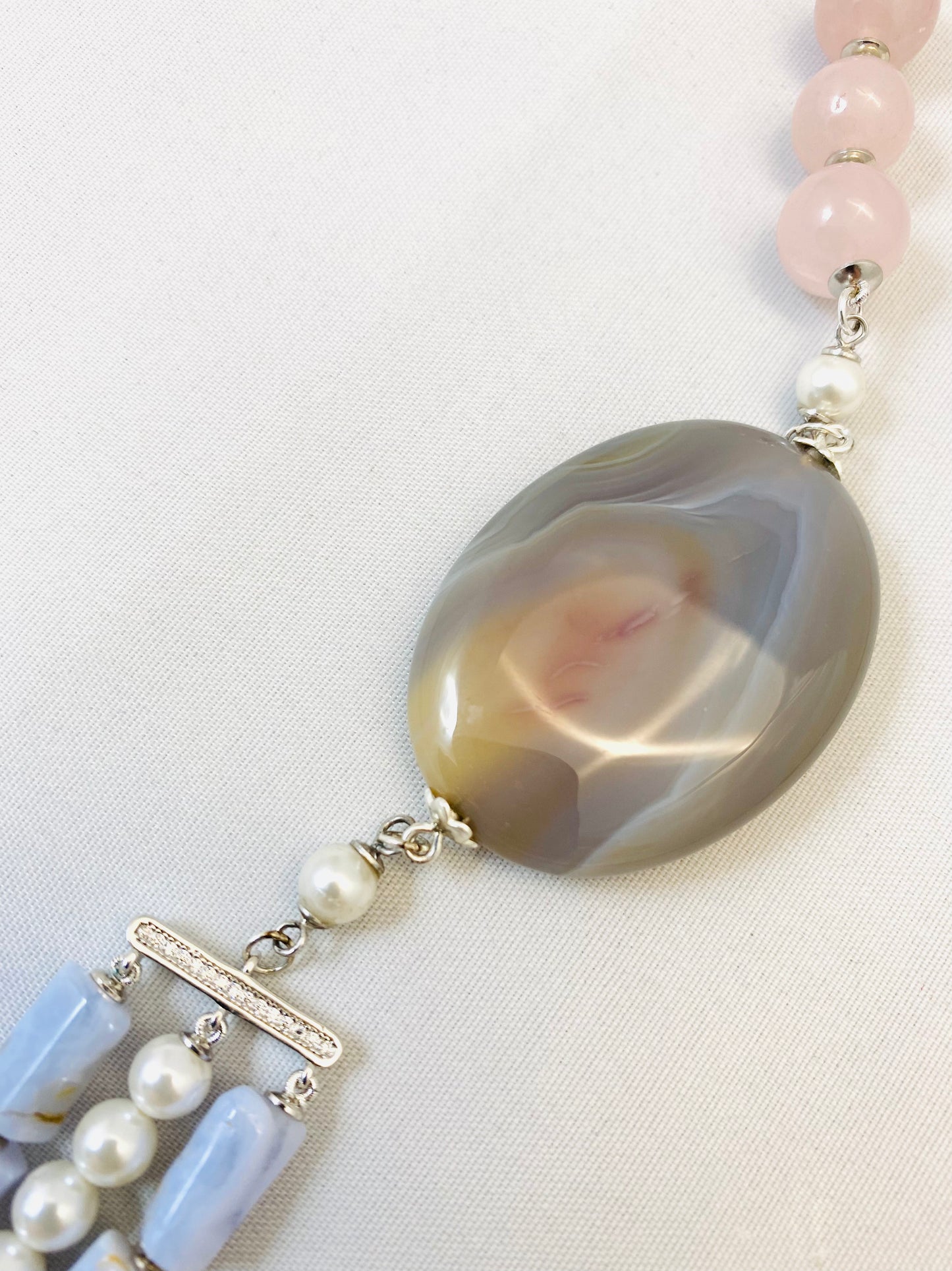 Collana quarzo rosa, perle Maiorca, agata striata viola e calcedonio