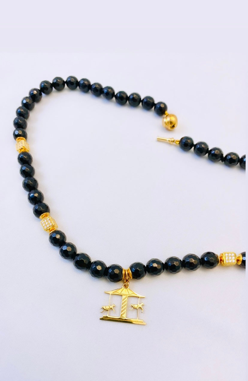 Collier “giostrina” in onice e argento 925 placcato oro giallo