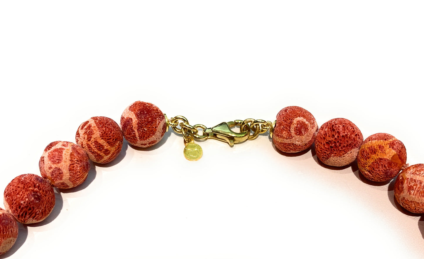Collana “duo charms” con rubizoisite verde sfaccettato, corallo e conchiglie in argento sterling