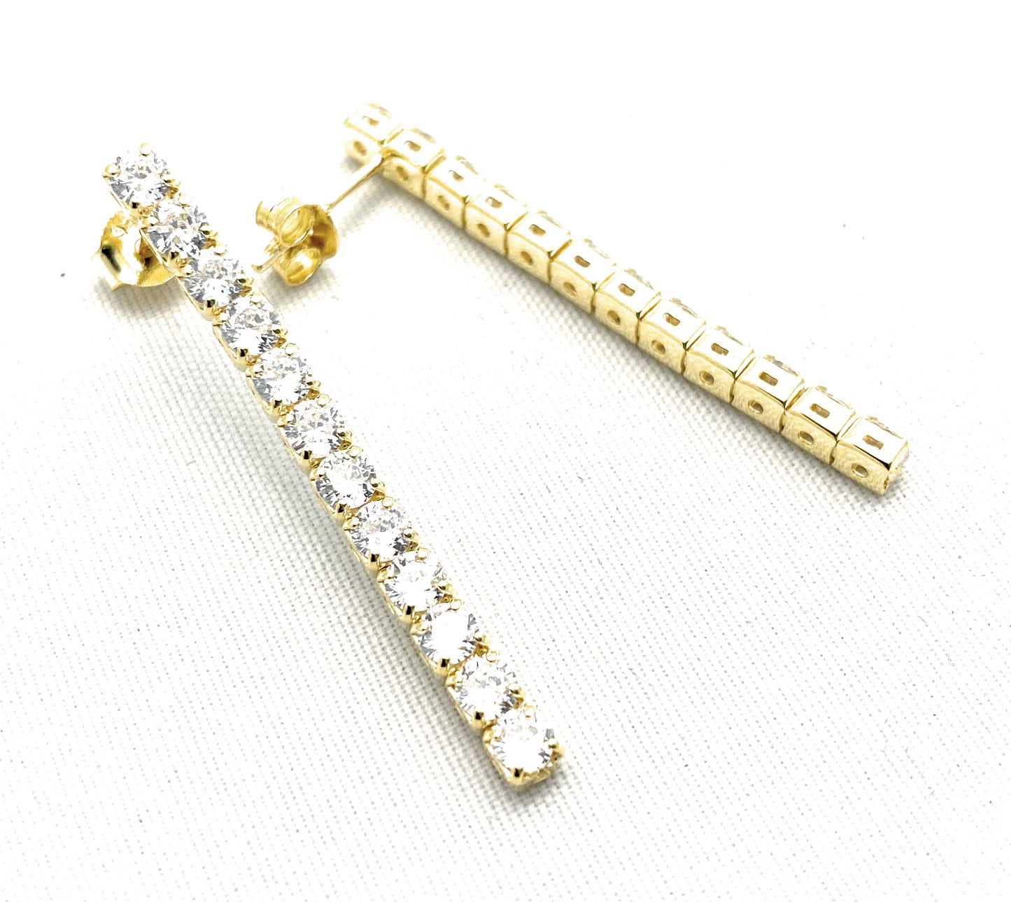 Orecchini tipo tennis in argento sterling placcato oro giallo e zirconi