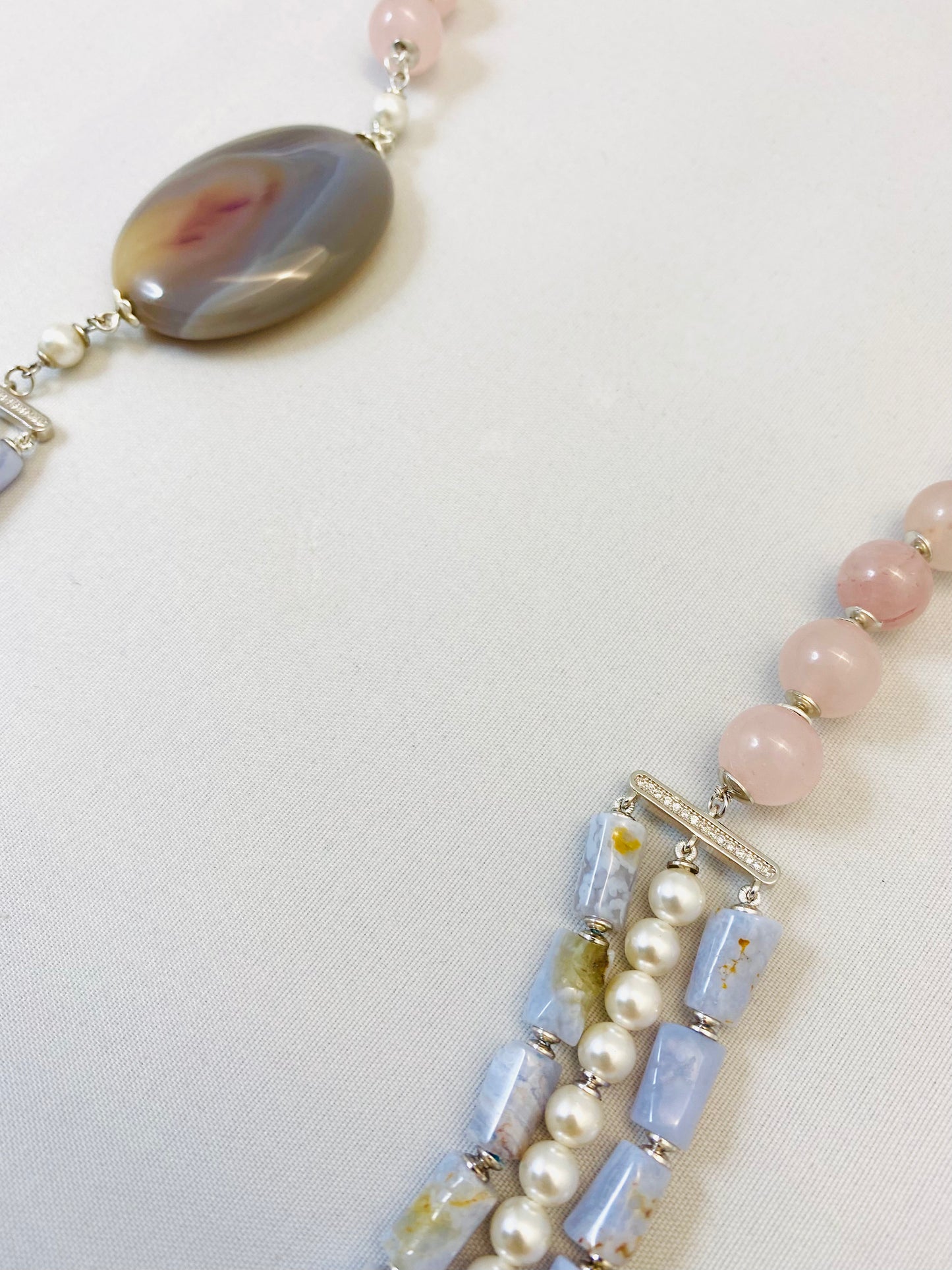 Collana quarzo rosa, perle Maiorca, agata striata viola e calcedonio