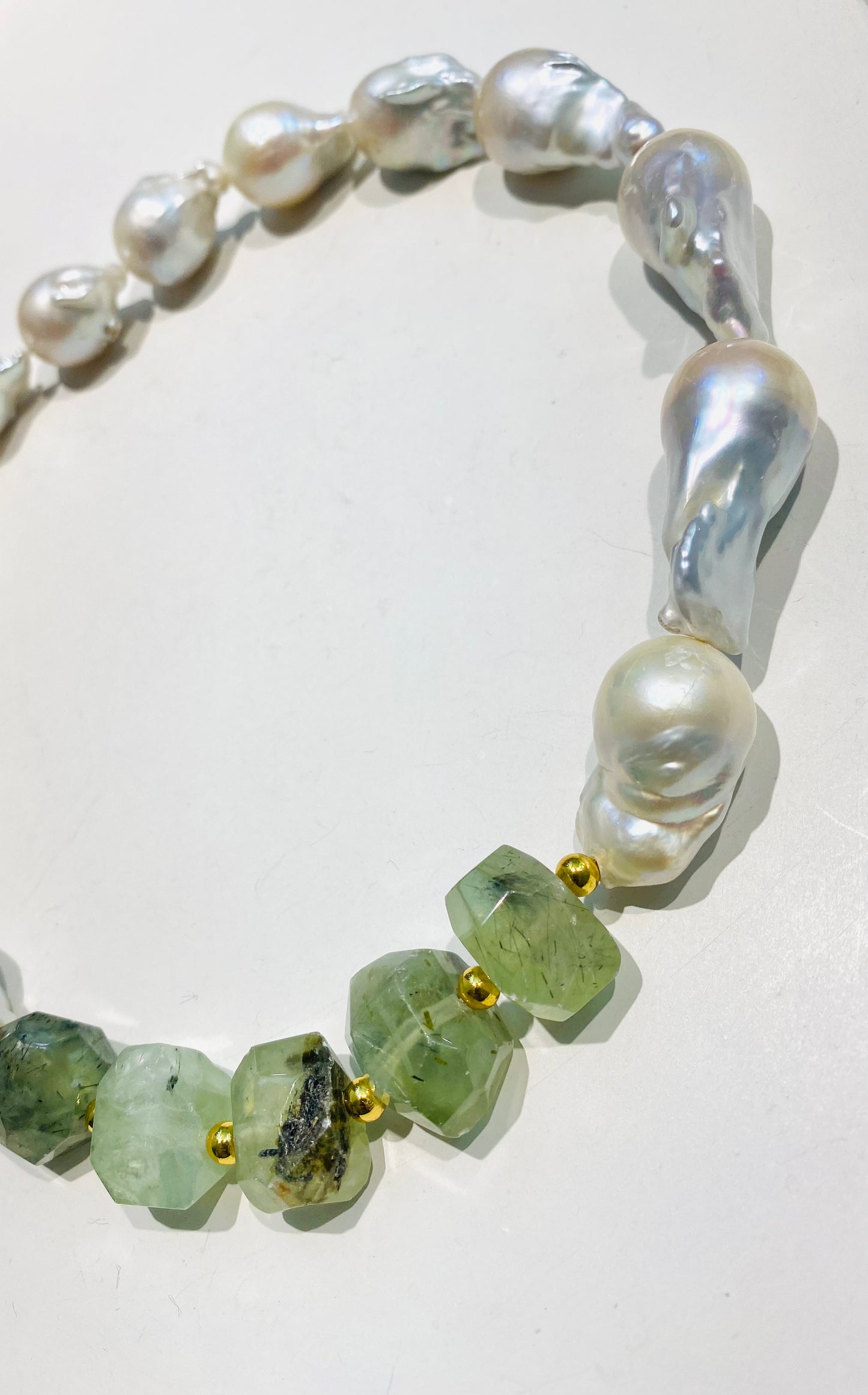 Collana girogola in prenite e perle barocche in argento sterling