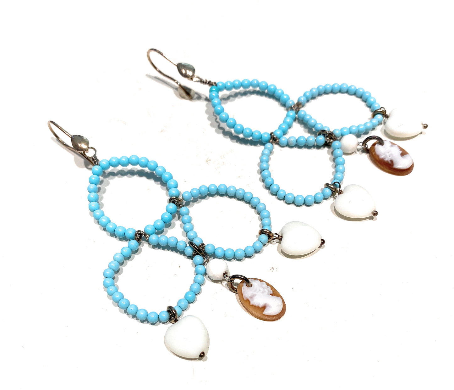 Orecchini chandelier con turchesi agata bianca e piccoli camei in argento sterling