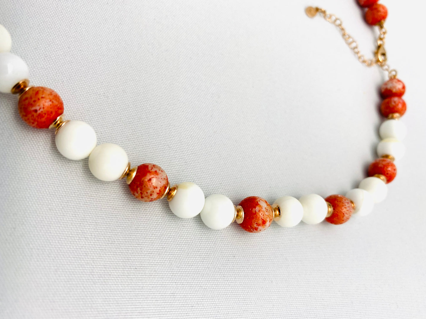 Collana conchiglia arancio e agata bianca in argento sterling