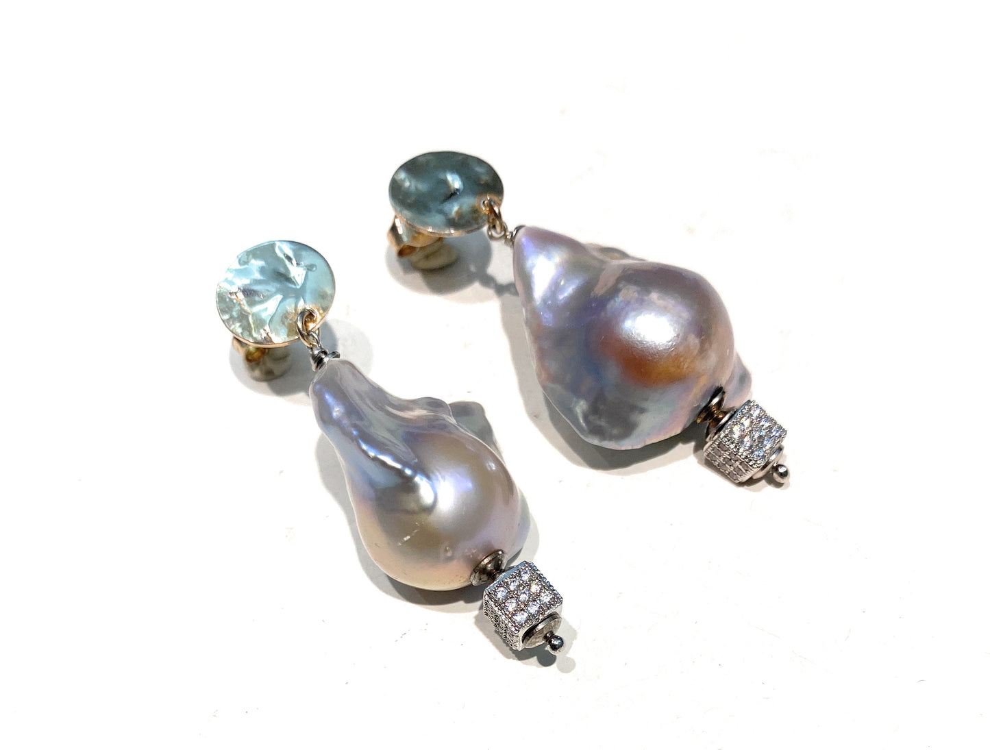 Orecchini con perle barocche grigie