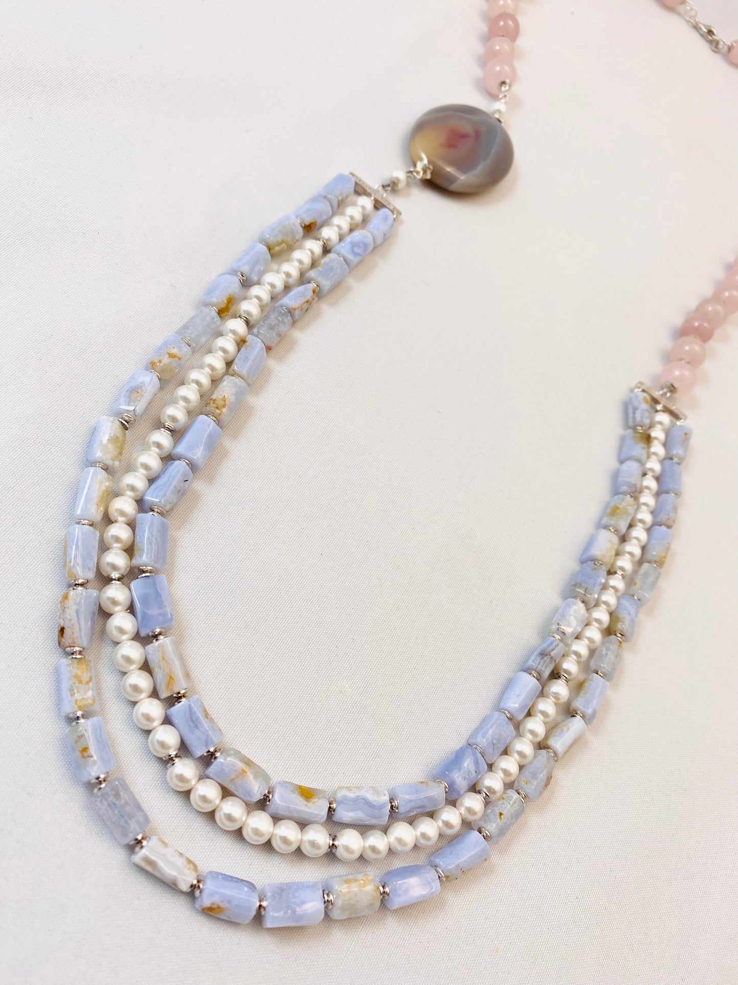 Collana quarzo rosa, perle Maiorca, agata striata viola e calcedonio