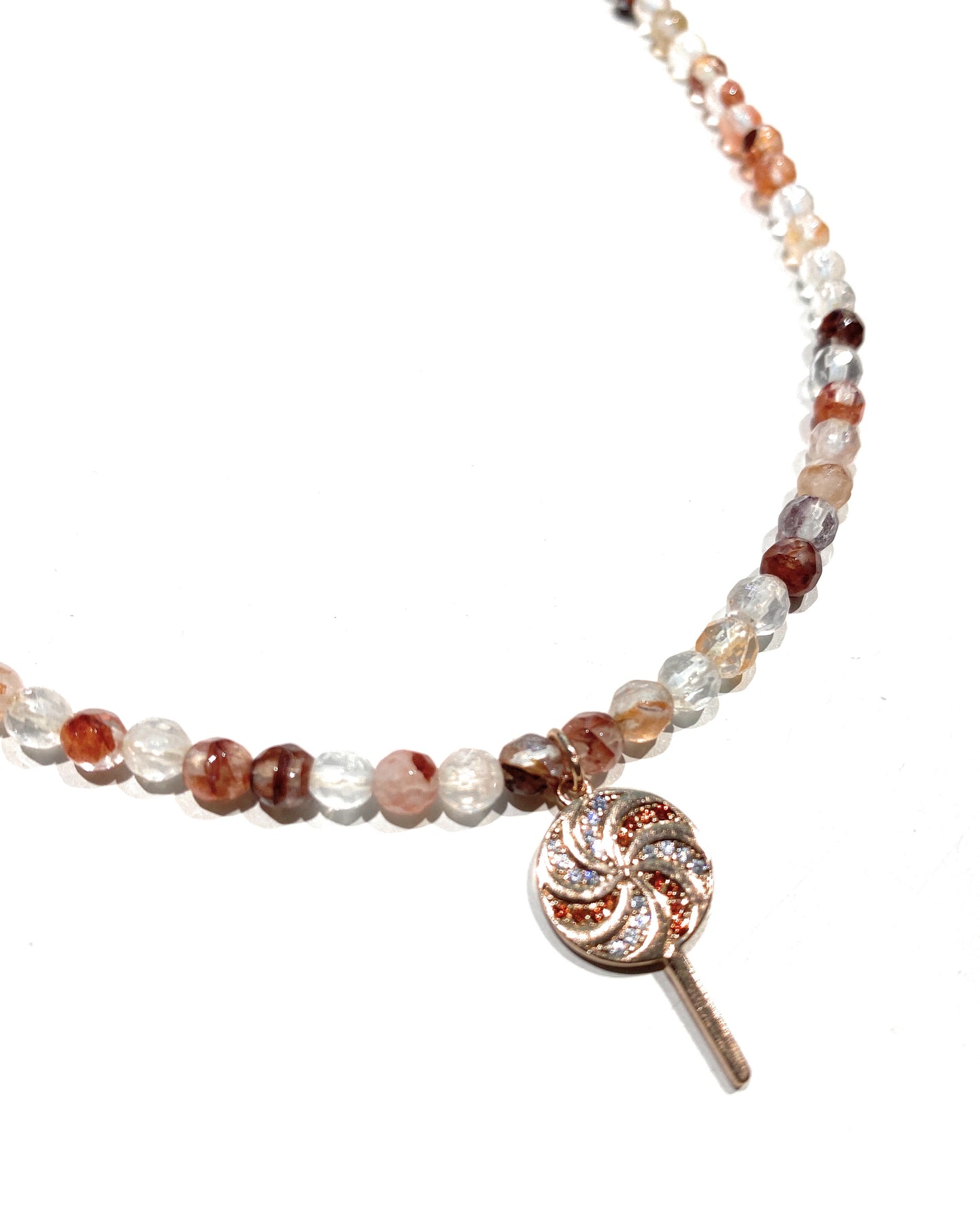 Collana in quarzo ematoide, argento sterling e ciondolo “chupa chupa” galvanica rosé