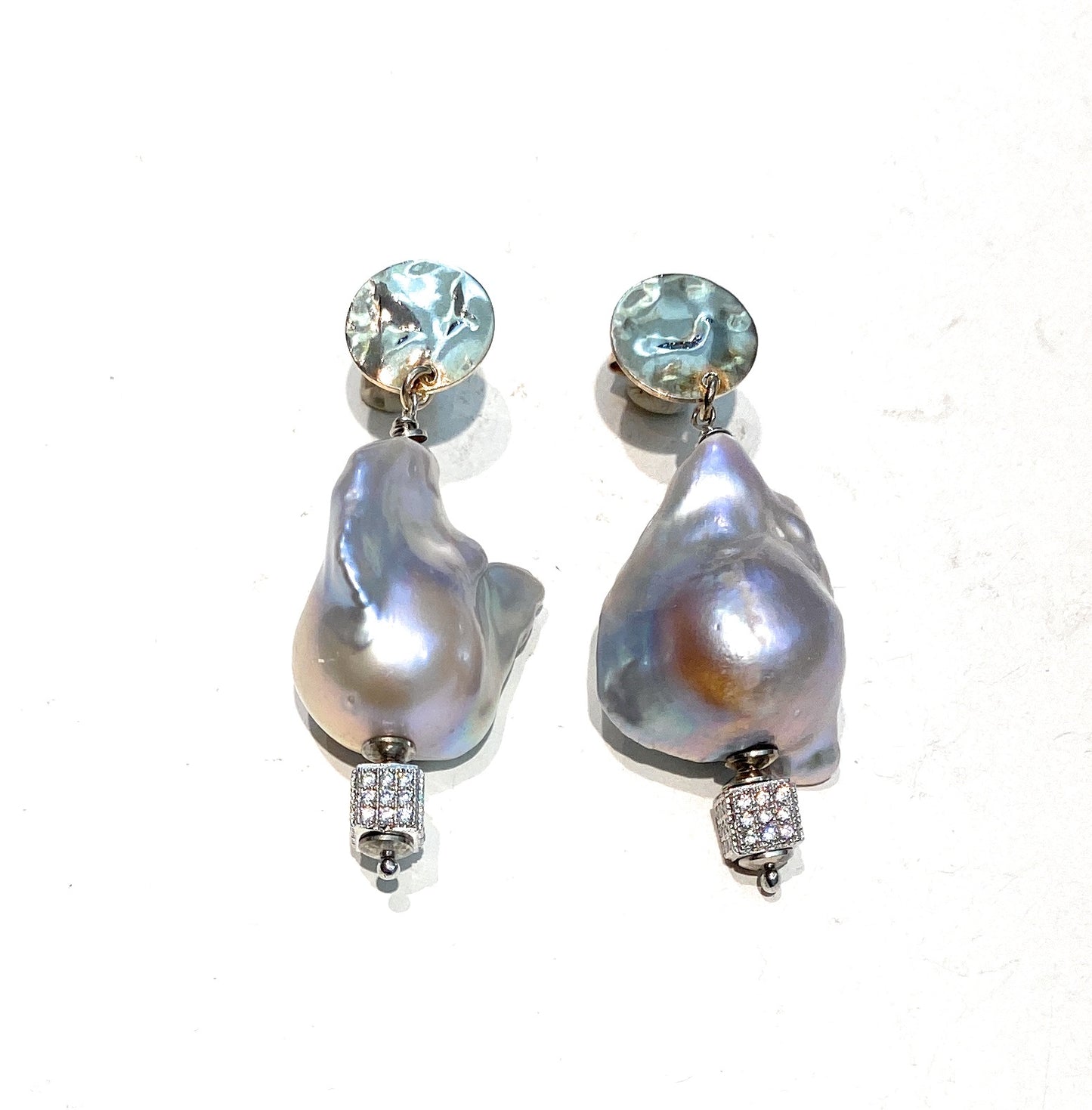 Orecchini con perle barocche grigie