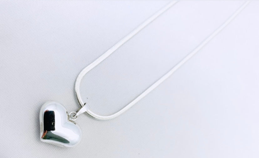 Collarino piatto con cuore bombato in argento rodio bianco
