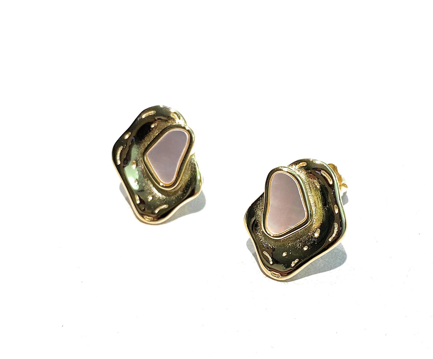 Orecchini a Lobo Forma Irregolare Lucida Madreperla Argento 925 Galvanica gialla Farfallina