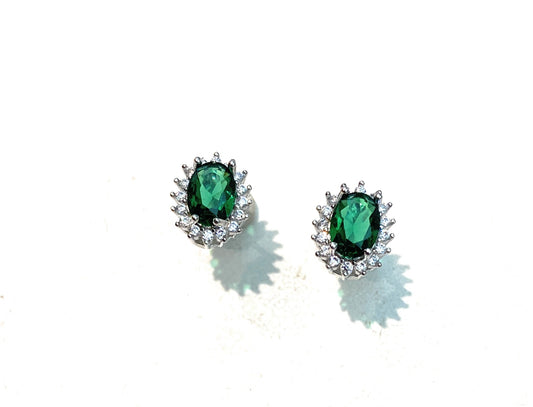 Orecchini a lobo zircone colorato verde smeraldo con contorno zirconi bianchi argento sterling rodio bianco chiusura con farfallina