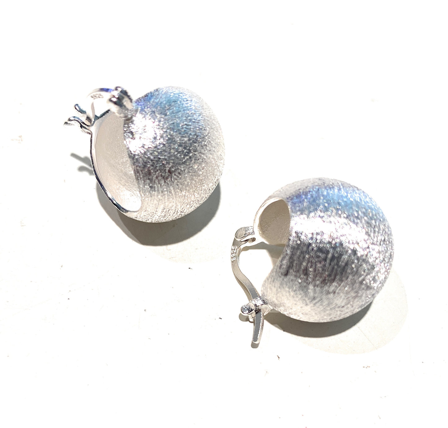 Orecchini Monachella Boule finitura spazzolata Argento 925 rodio bianco