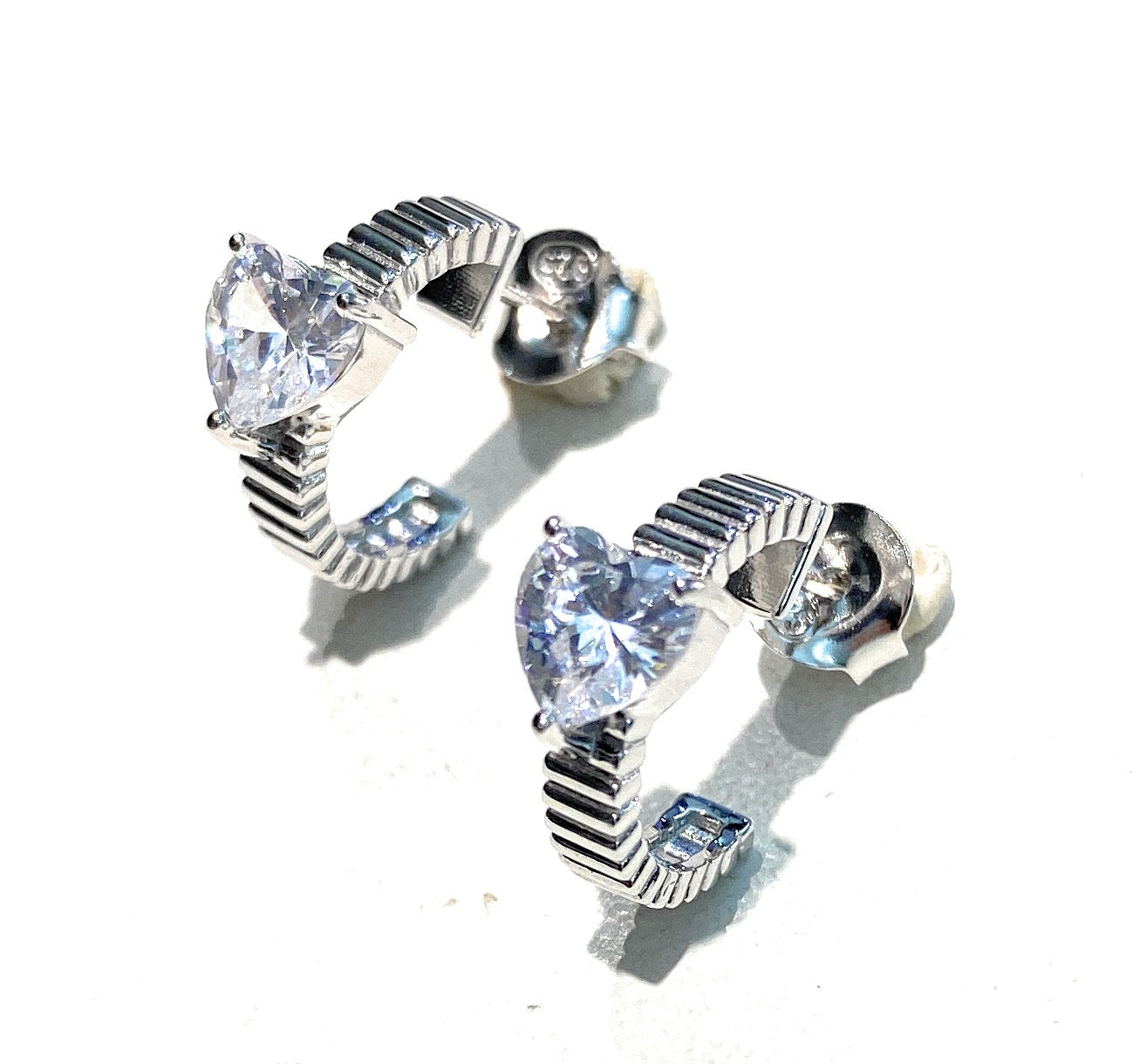 Orecchini Cerchietto Rigato Zircone Cuore Bianco Rodio chiusura a farfallina