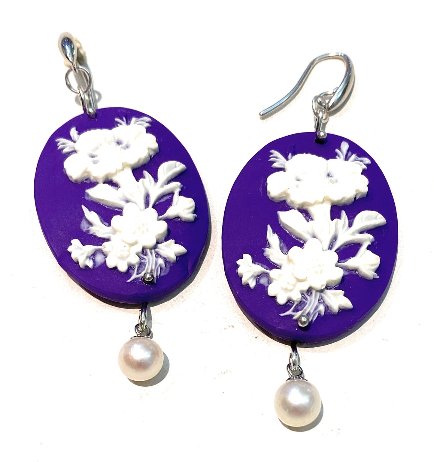 Orecchini Cameo Viola con Montatura in Argento 925 Rodio Bianco e Pendente in Perla Fresh Water