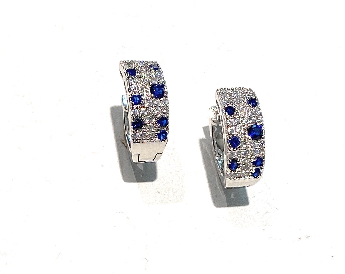 Orecchini Cerchietto Largo Pavé Zirconi Bianchi e Blu chiusura a scatto diametro 12 mm interno larghezza mm 5 traforati sul retro