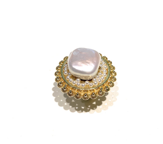 Anello filigrana e perlina con centrale perla bianca barocca in bronzo placcato oro giallo