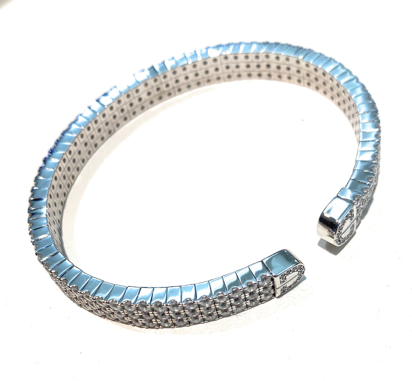 Bracciale Manetta Aperta rigido con zirconi bianchi a Pavé flessibile