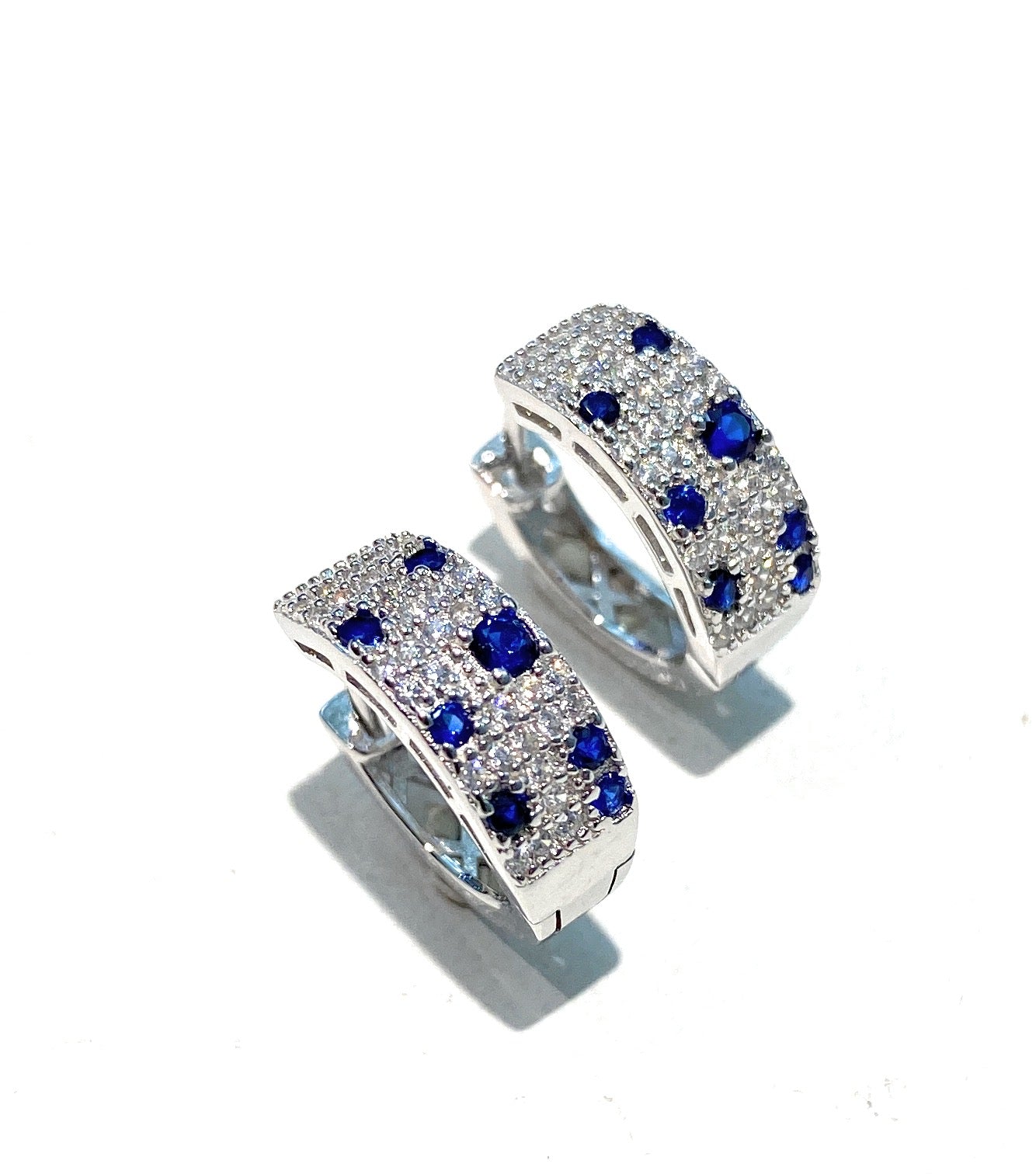 Orecchini Cerchietto Largo Pavé Zirconi Bianchi e Blu chiusura a scatto diametro 12 mm interno larghezza mm 5 traforati sul retro