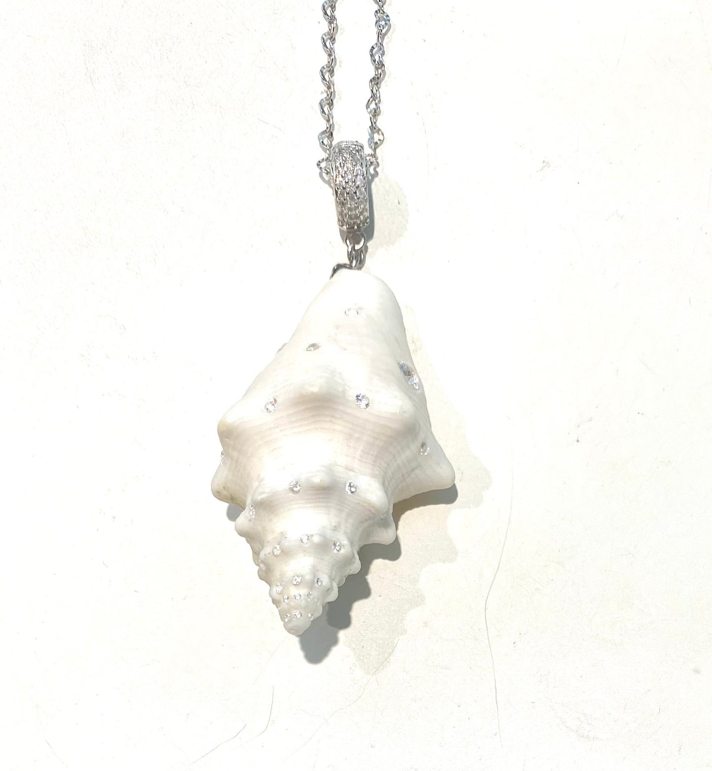 Collana diWa Jewels con pendente conchiglia naturale e zirconi bianchi incastonati e collanina disegno cuoricino argento 925 rodio bianco