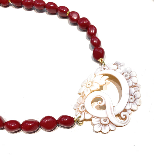 Collana pasta corallo rosso sasso centrale cameo floreale inciso a mano argento sterling placcato oro giallo