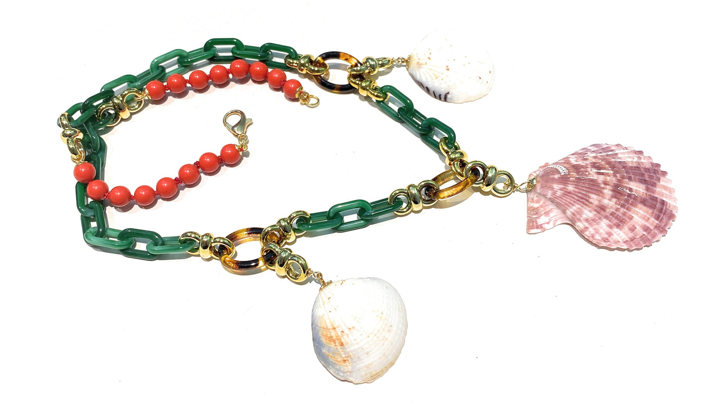 Collana diWa Jewels girocollo rosso con conchiglie charms sfumature verdi rifiniture in argento sterling