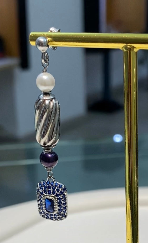 Orecchini perla bianca e nera barilotto rodio bianco pendente classico tipo zaffiro blu rettangolare