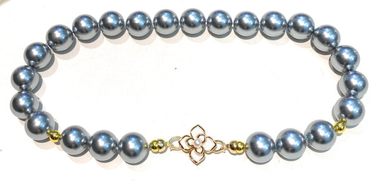 Collana perle grigie chiusura fiore madreperla e smalto