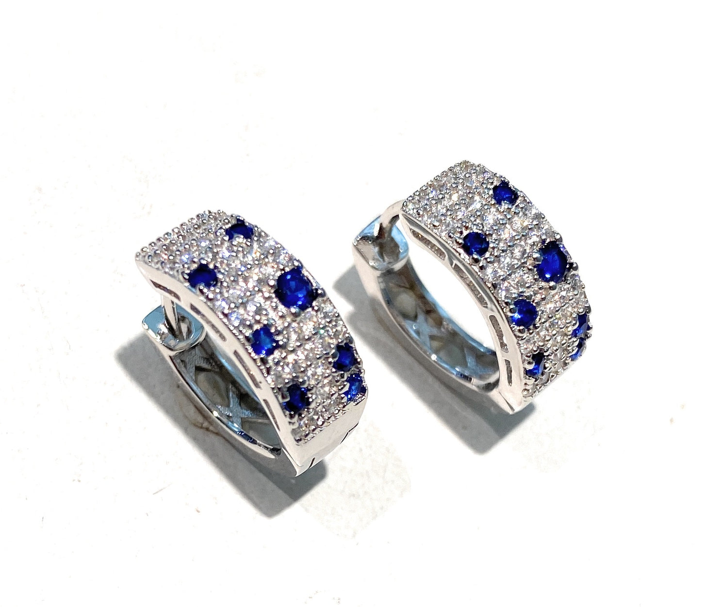 Orecchini Cerchietto Largo Pavé Zirconi Bianchi e Blu chiusura a scatto diametro 12 mm interno larghezza mm 5 traforati sul retro