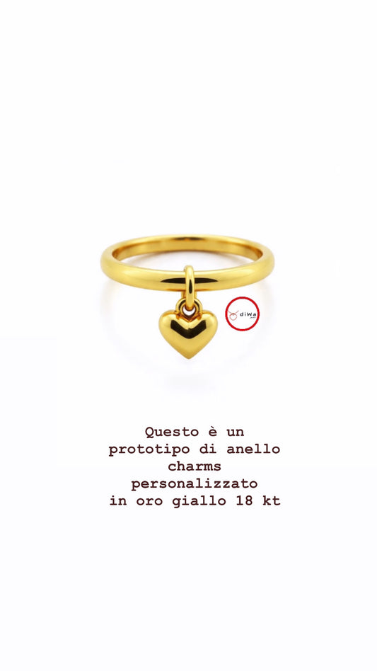 Anello in oro 18 kt con charm personalizzato