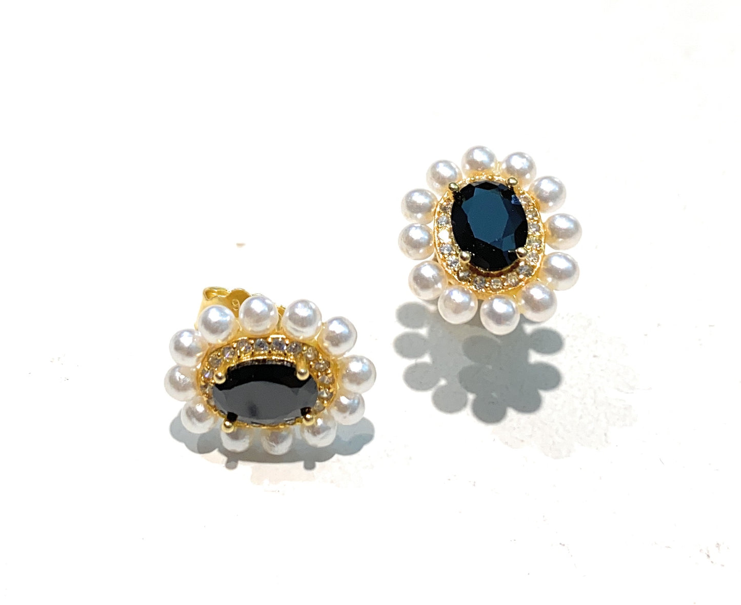 Orecchini a lobo Margherita Perline e Zircone centrale sfaccettato galvanica gialla Farfallina