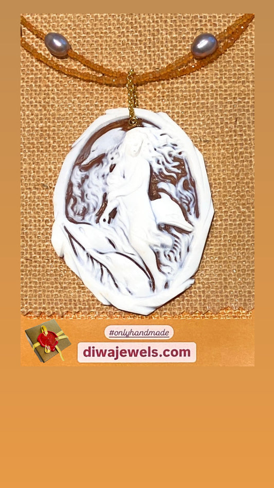 Collana con Ciondolo Cammeo Ovale con Delfini in Argento 925 e Perle Grigie – Gioiello Elegante