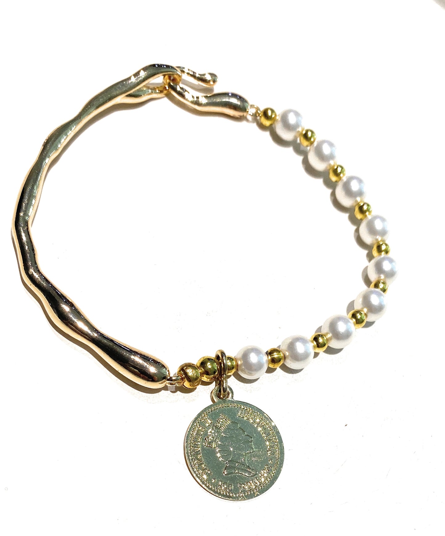 Bracciale diWa Jewels semi Rigido metà Pietre Dure o Perle e Charm Moneta in bronzo Fatto a Mano