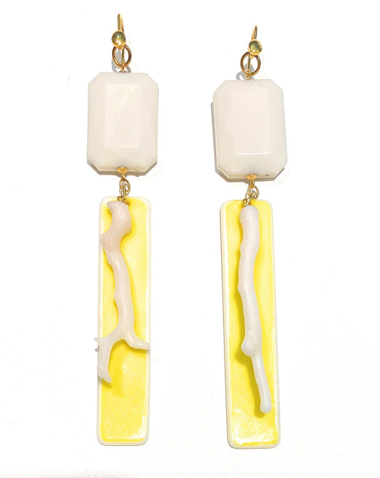 Orecchini pendenti lunghi in argento 925 con corallo bianco naturale e resina colorata – diWa Jewels