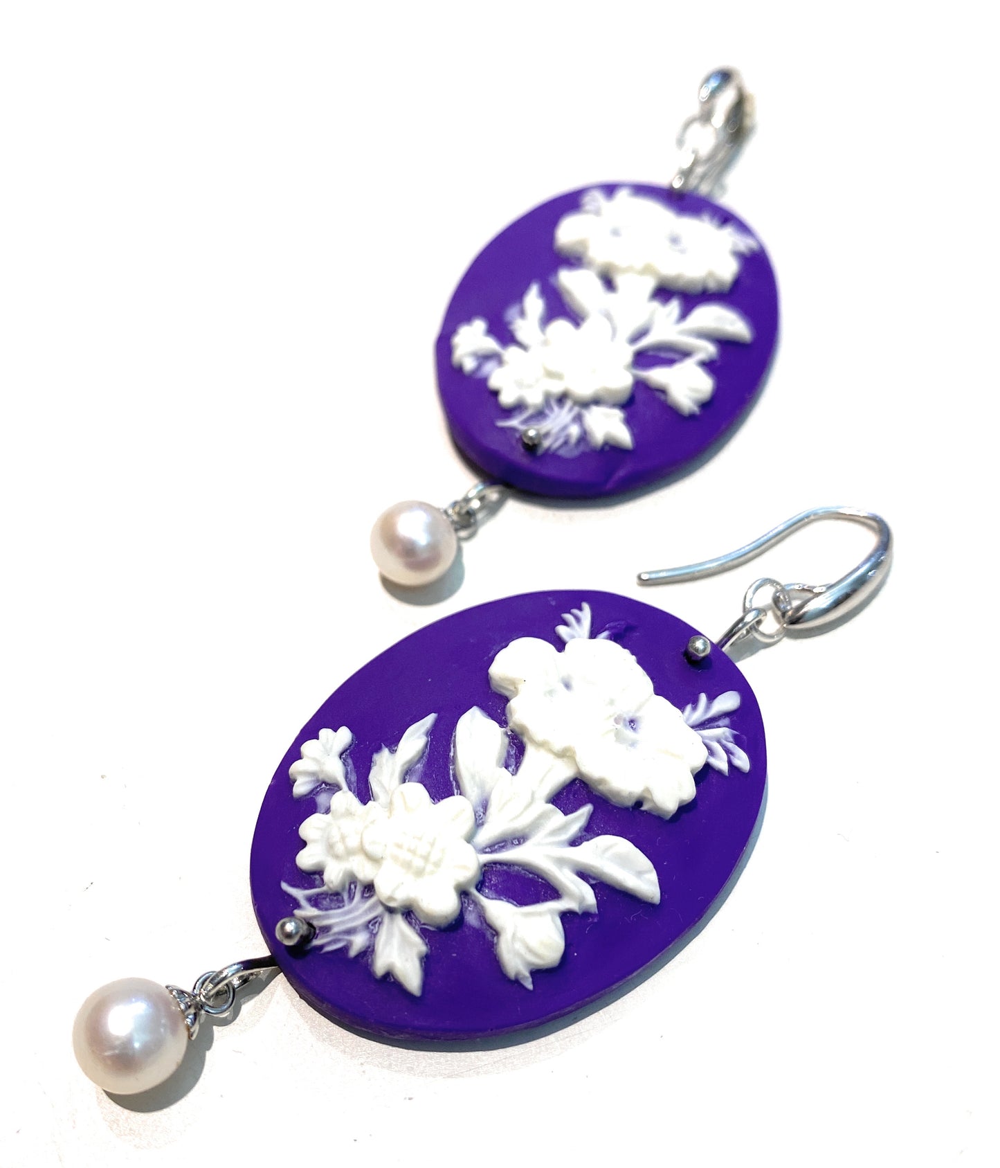 Orecchini Cameo Viola con Montatura in Argento 925 Rodio Bianco e Pendente in Perla Fresh Water