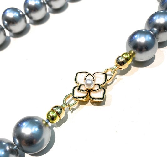 Collana perle grigie chiusura fiore madreperla e smalto