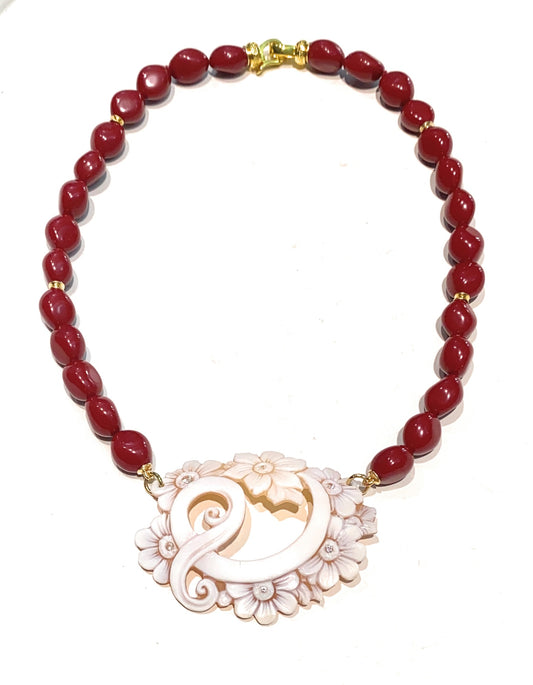 Collana pasta corallo rosso sasso centrale cameo floreale inciso a mano argento sterling placcato oro giallo