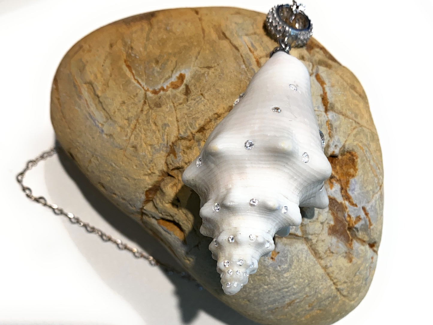Collana diWa Jewels con pendente conchiglia naturale e zirconi bianchi incastonati e collanina disegno cuoricino argento 925 rodio bianco